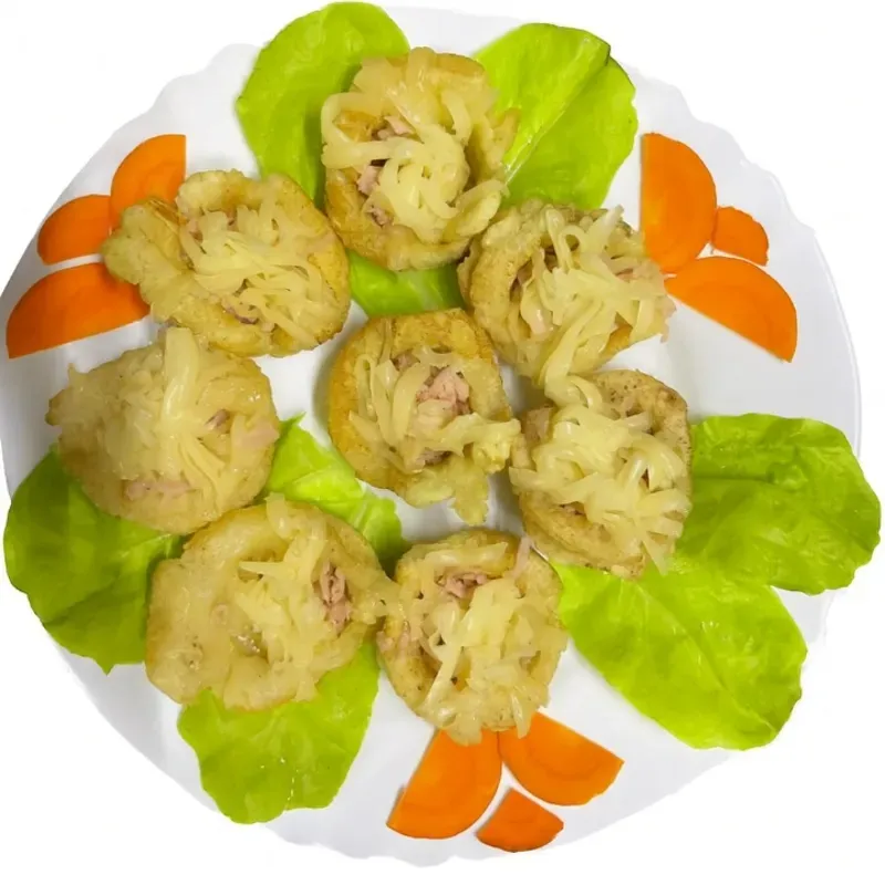 Tostones rellenos con jamón y queso