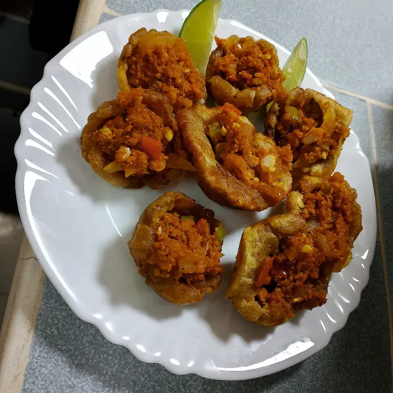 Tostones rellenos de enchilado de pescado 