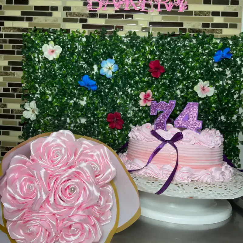 Panetela con ramo de flores eternas 