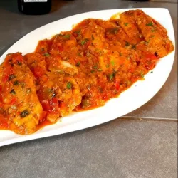 Pescado en Salsa de Tomate (1 libra, vegetales y aceitunas)