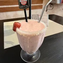 Batido de fresas naturales y platanito