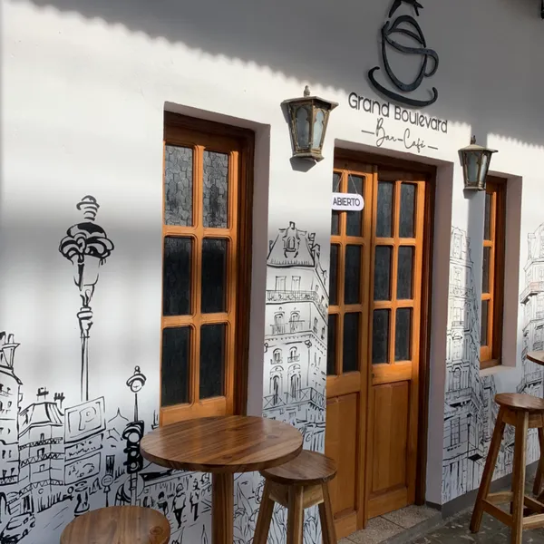 En nuestro pequeño rincón francés
ofrecemos una experiencia
gastronómica y sensorial única.
con un menú simple
pero bien
elaborado y una selección de música
especialmente
diseñada para que la calma, la belleza y el placer sean parte de tu cotidianidad.