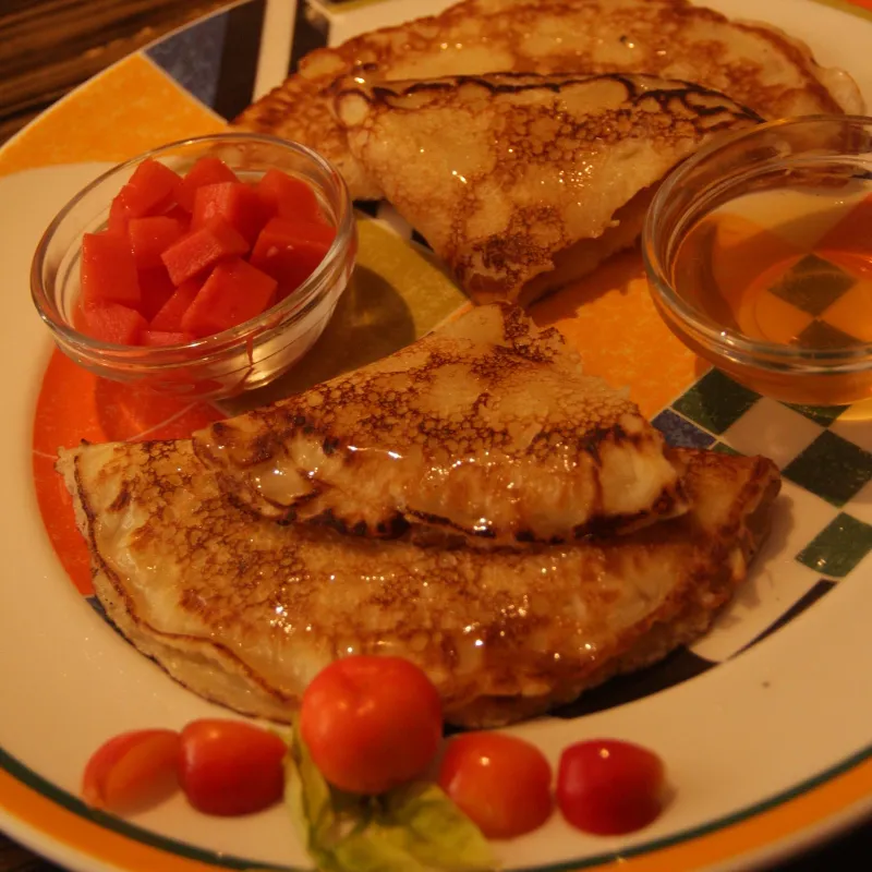 Crepes con Fruta Confitada y Miel
