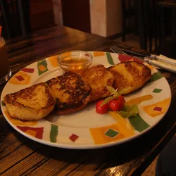 Tostadas Francesas con Fruta Confitada y Miel