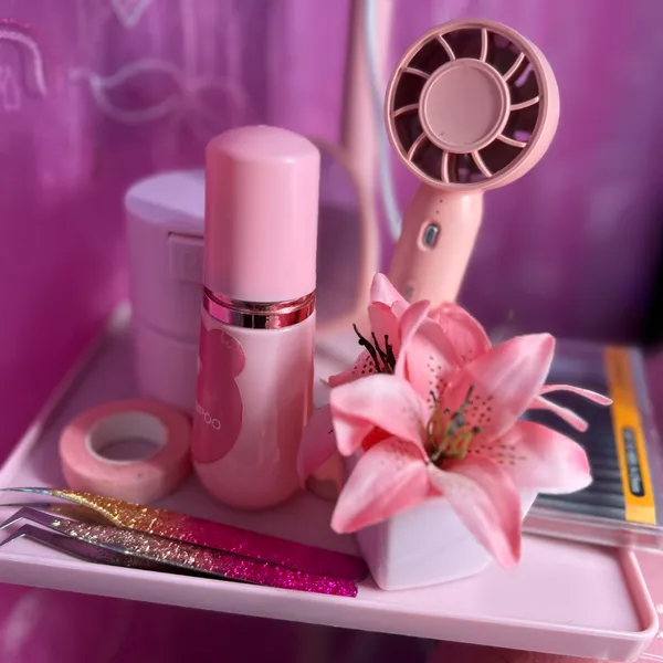 En nuestro espacio encontrarás todo lo que necesitas para realzar tu belleza con calidad y confianza. Somos especialistas en la venta de insumos profesionales para pestañas, ofreciendo productos seguros, modernos y de larga duración. Además, contamos con servicios de aplicación de pestañas y tratamientos de keratina diseñados para cuidar, fortalecer y embellecer tu mirada y tu cabello.
Nos apasiona brindarte una experiencia única, donde cada detalle está pensado para que te sientas cuidada, luminosa y segura de ti misma. ¡Déjate consentir por manos expertas y productos de primera!”