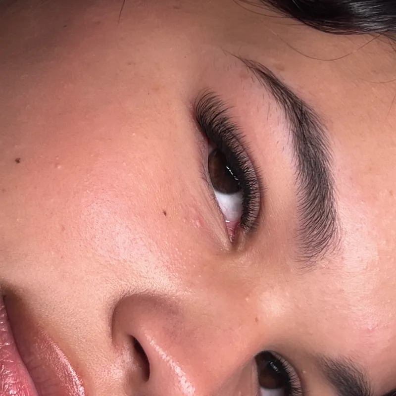 Pestañas pelo a pelo ojo de gato 