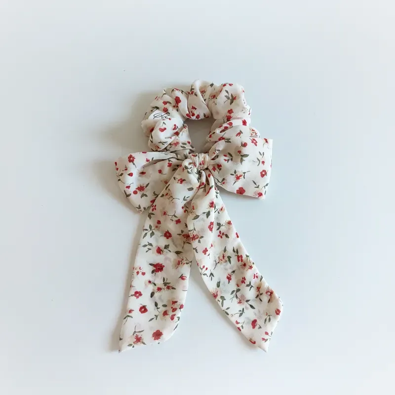 Scrunchie con lazo florecitas rojas