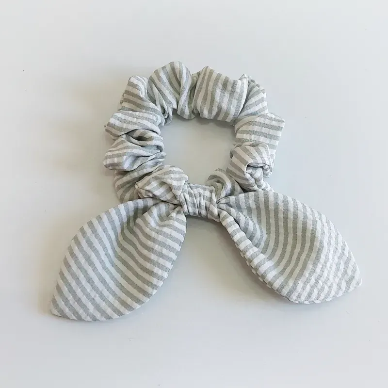 Scrunchie orejitas, rayas verde claro