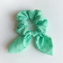 Scrunchie orejitas, tela bordada verde claro