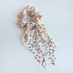 Scrunchie pañuelo, blanco con flores rojas
