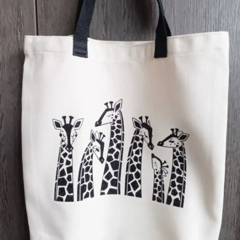 Bolsa Tote / Tote Bag – “Familia de jirafas” (Giraffe family)