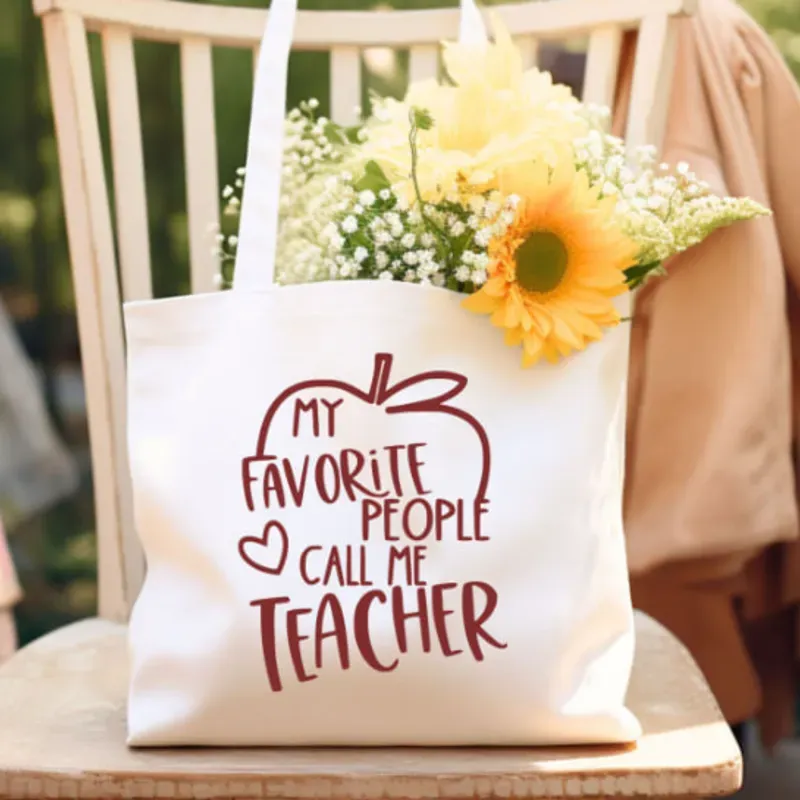 Bolsa Tote / Tote Bag – “Mis personas favoritas me llaman maestra” (My favorite people call me teacher)