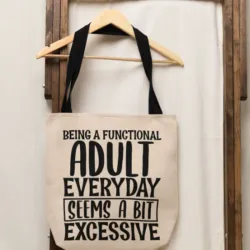 Bolsa Tote / Tote Bag – “Ser un adulto funcional todos los días parece un poco excesivo” (Being a functional adult everyday seems a bit excessive)