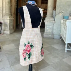 Overall saya con flores