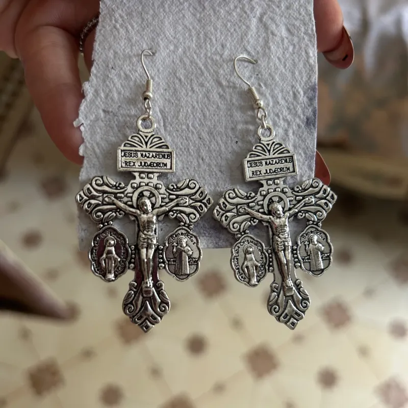 Aretes varios