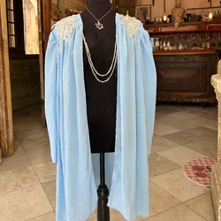 Blue y perlas overtop