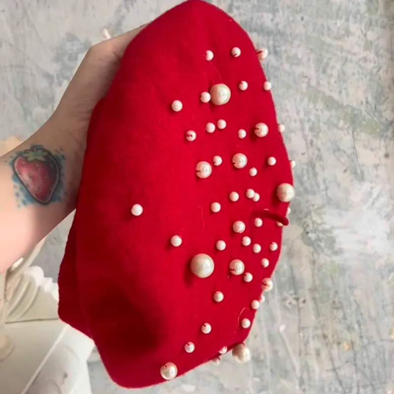 Boina roja con perlas