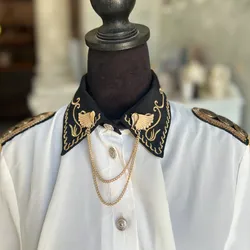 Camisa blanca con charreteras