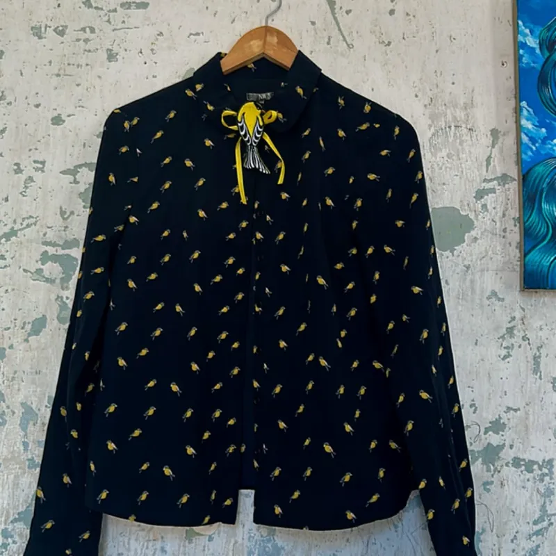 Camisa con canarios