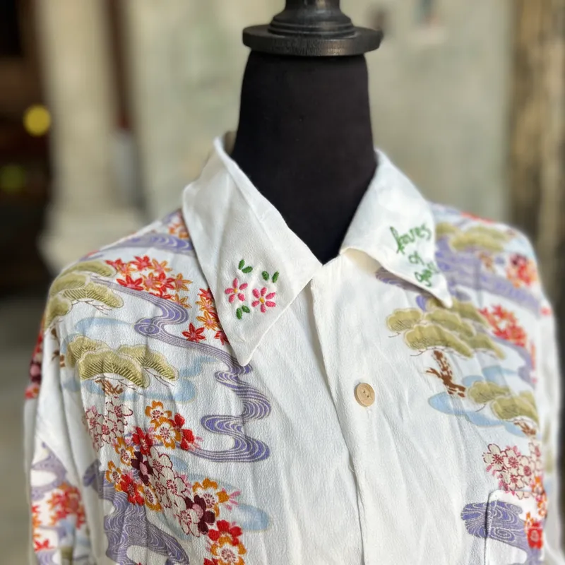 Camisa con cuello bordado