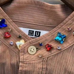 Camisa con piedras en el cuello 