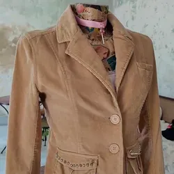 Chaqueta con pasa cinta en la espalda