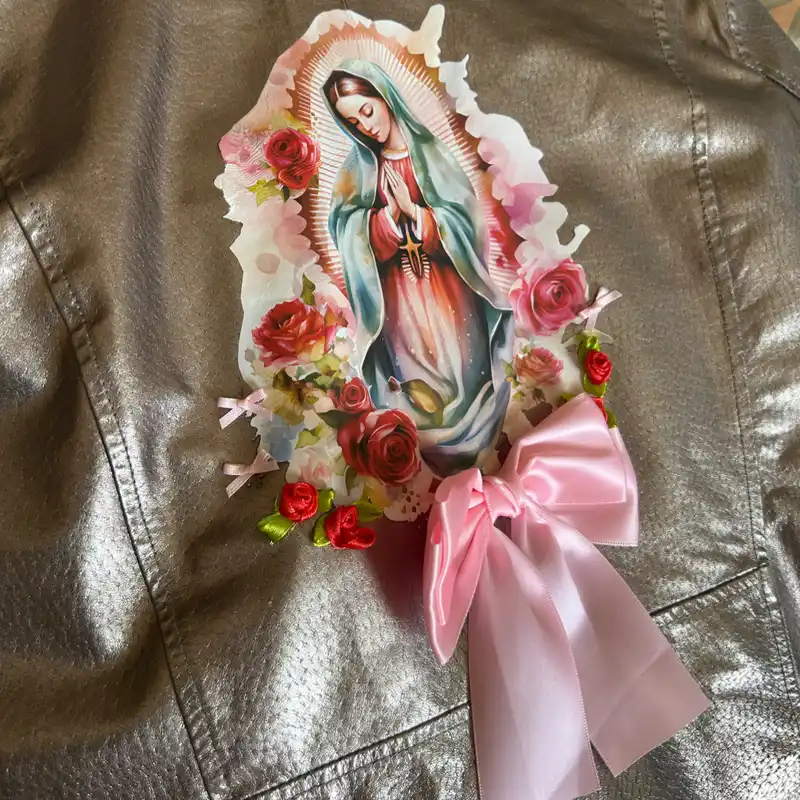 Chaqueta polipiel con Santa en la espalda