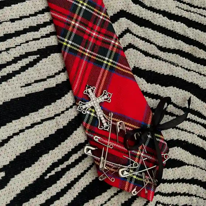 Corbata con alfileres