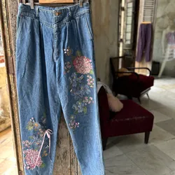 Jeans con flores de cintura alta