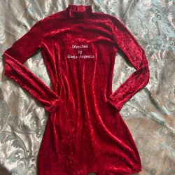 Mono de terciopelo rojo