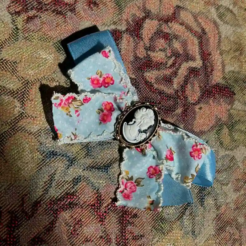 Pajarita con camafeo