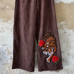 Pantalon campana de corduroy con bordados