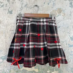 Saya colegiala con corazones