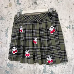 Saya escolar con cerezas