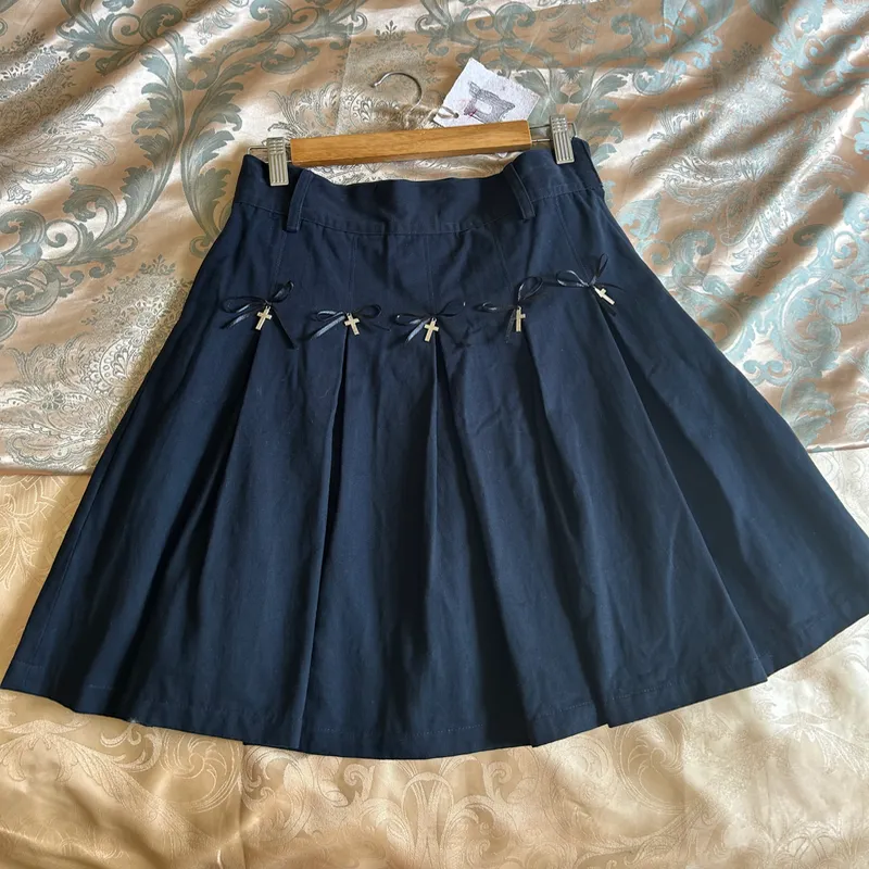 Saya negra con tachones y cruces