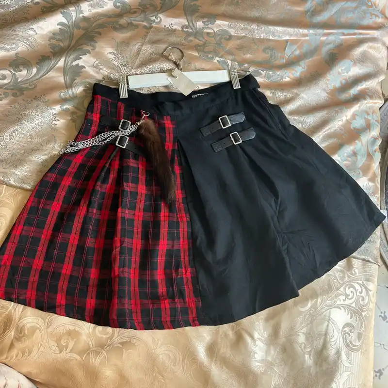 Saya punk con cadenas