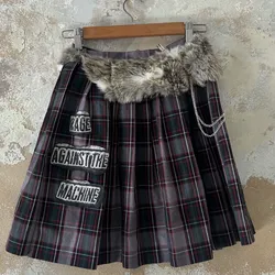 Saya punk con parches y fur
