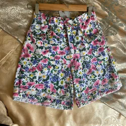 Short rosita con flores
