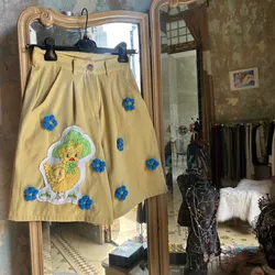 Shorts de tela y parche kitsch