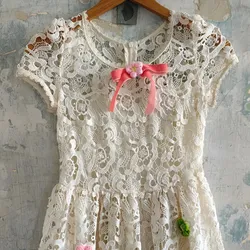 Vestido con apliques de flores tejidas