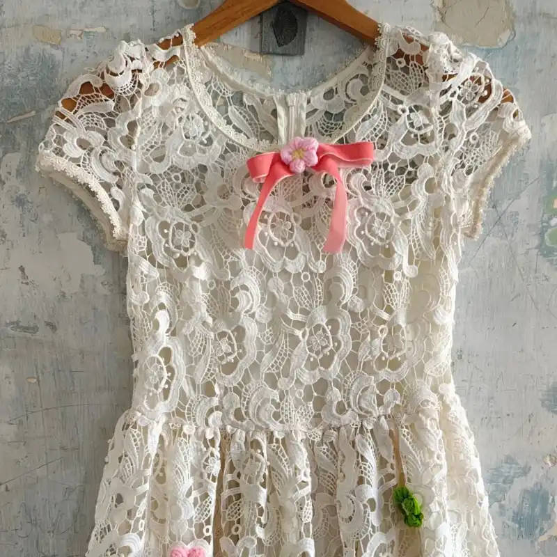 Vestido con apliques de flores tejidas