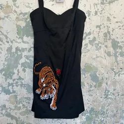 Vestido de Satin negro con tigre