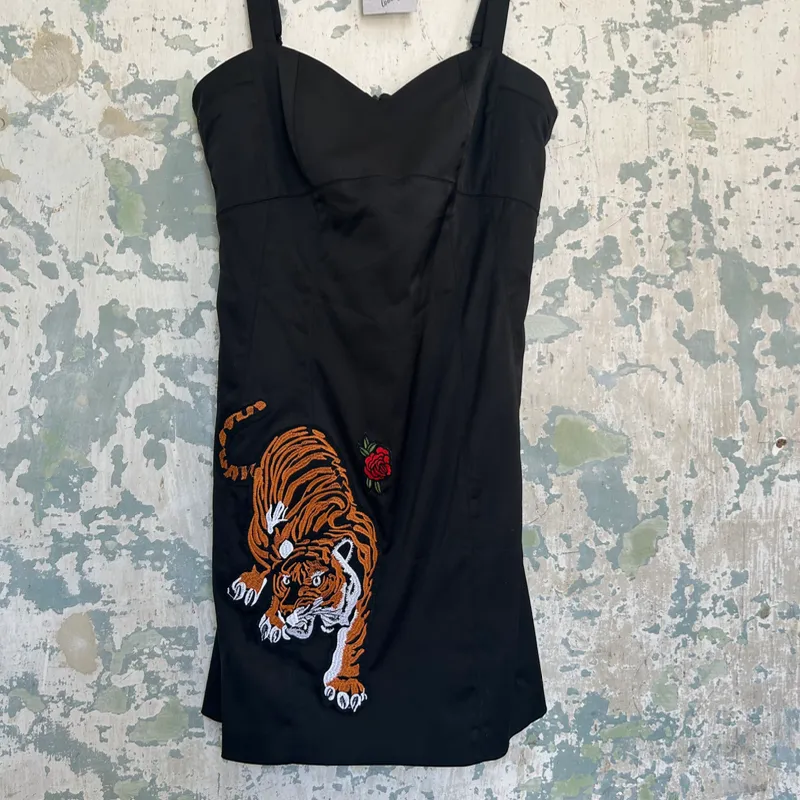 Vestido de Satin negro con tigre