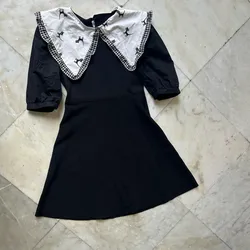 Vestido negro con cuello de gatitos