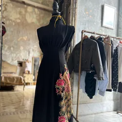 Vestido negro con pavoreal