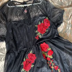 Vestido negro con rosas