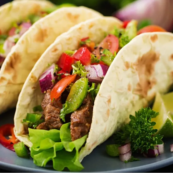 En Gula Taquería descubrirás aromas, sabores y texturas de la gastronomía mexicana.  Ofrecemos tacos, burritos, quesadillas, y una pequeña selección de comida rápida.
Bienvenido a la experiencia!!!