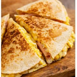 Quesadilla con tortilla ( 2 huevos) jamón y queso