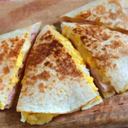 Quesadilla con tortilla ( 2 huevos) jamón y queso