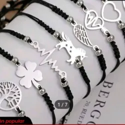 Pulsera de hilo con dije de acero inoxidable